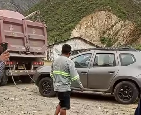 CAMIONETA SUFRE VIOLENTO DESPISTE EN PUENTE CUY-CÚA, CHALHUANCA: MILAGROSAMENTE NO HUBO VÍCTIMAS FATALES